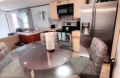 Bacliff House | 2 bedrooms, 3 beds, 2 bathrooms cozy house by the bay.