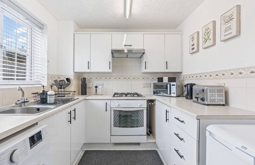 Stafford House | 2 Bedrooms - 3 Beds - Quiet Retreat - Parking