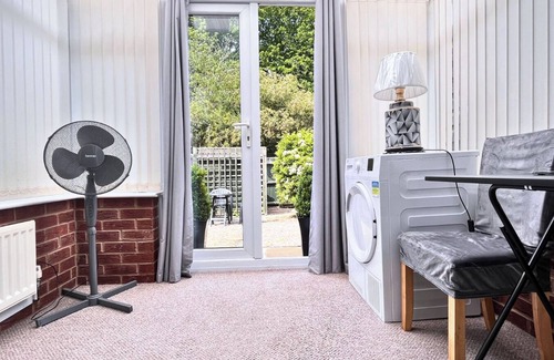 Stafford House | 2 Bedrooms - 3 Beds - Quiet Retreat - Parking