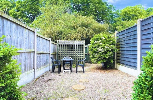 Stafford House | 2 Bedrooms - 3 Beds - Quiet Retreat - Parking