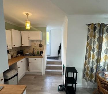 Didcot Apartment | 2 bedrooms self contain flat with nice garden