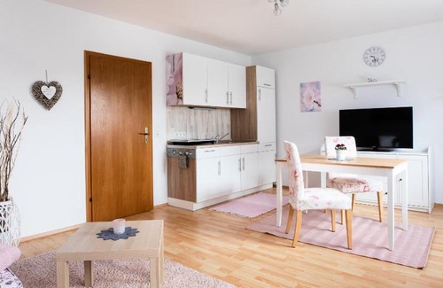 Westerburg Apartment | 2 Bett Ferienwohnung Kirschblüte