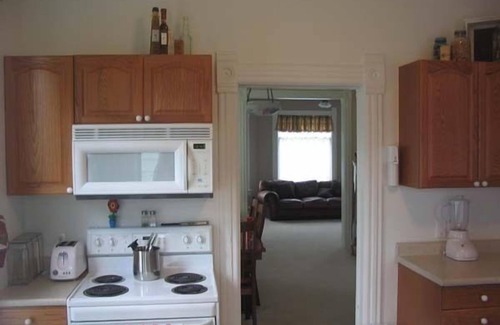 Nauvoo House | 2 blocks from Nauvoo Temple and shopping- walking distance from historic sites.