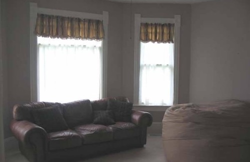 Nauvoo House | 2 blocks from Nauvoo Temple and shopping- walking distance from historic sites.