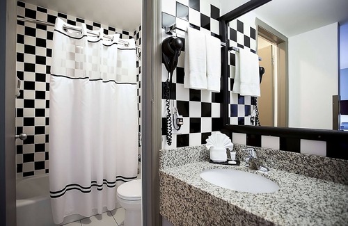 Downtown Chicago Hotel | 2 Boutique-Style Rooms | Indoor Pool, Gym, & Near Magnificent Mile