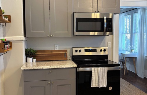 Springfield Apartment | 2 BR Charming Duplex Apt in Historic Springfield - Close to Everything