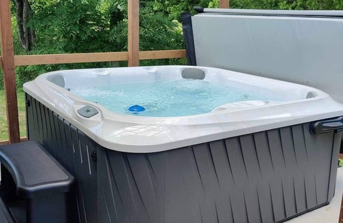 Equality Cabin | 2 BR Hot Tub Cabin- Closest Cabins to Garden of the Gods-Shawnee National Forest