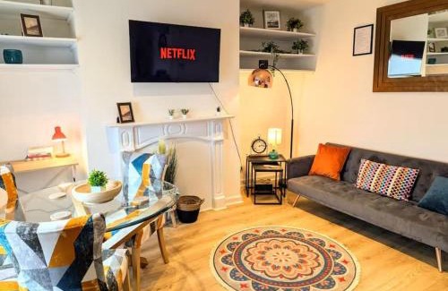 Leeds House | 2 BR House By Eason Stays Short Term Rental Leeds With Free Parking Near Burley Park