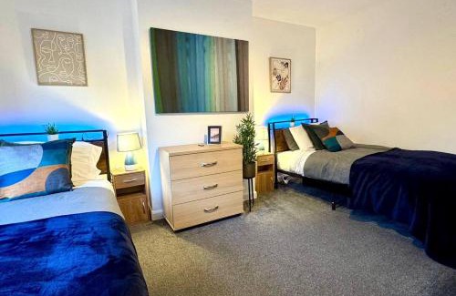 Leeds House | 2 BR House By Eason Stays Short Term Rental Leeds With Free Parking Near Burley Park