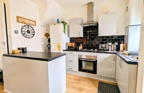 Leeds House | 2 BR House By Eason Stays Short Term Rental Leeds With Free Parking Near Burley Park