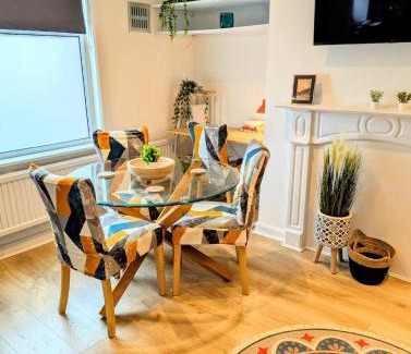 Leeds House | 2 BR House By Eason Stays Short Term Rental Leeds With Free Parking Near Burley Park