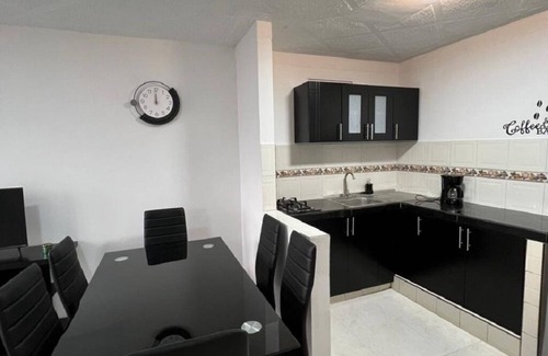 Cali Apartment | 2 BR + OFFICE - Amplio apartamento completamente renovado , iluminado y moderno