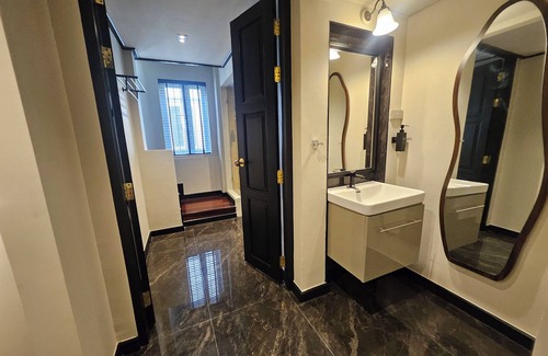 Samphanthawong House | 2 BR Soho house Lux |Walk to Chinatown|MRT|Pier