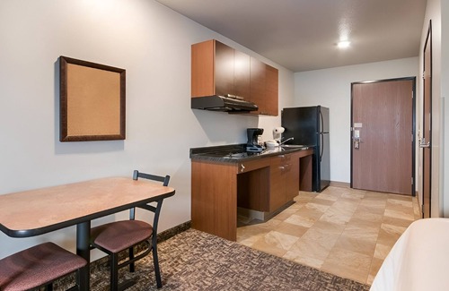 Council Bluffs Hotel | 2 Clean + Bright Rooms Perfect for Long Stays Near Bob Kerrey Pedestrian Bridge