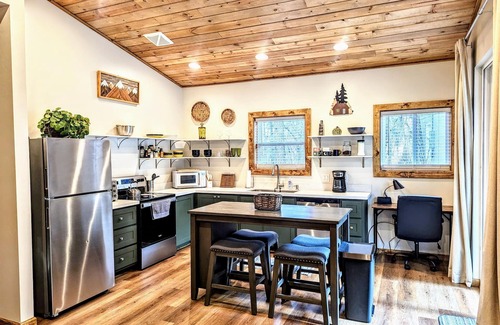 Pinetop Cottage | 2 Covered decks, patio dining, quiet, tall pines
