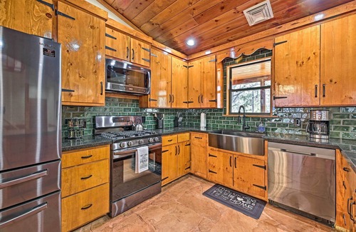 Pinetop-Lakeside Cabin | 2 Decks & Game Room: Expansive Family Cabin