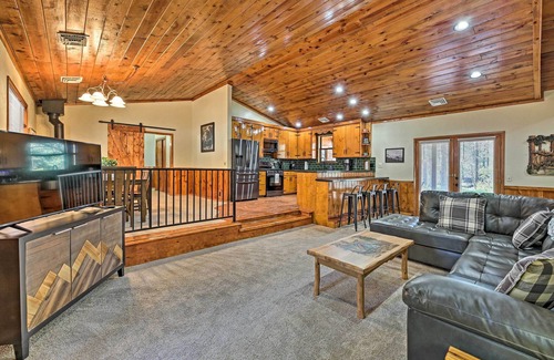 Pinetop-Lakeside Cabin | 2 Decks & Game Room: Expansive Family Cabin