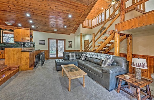 Pinetop-Lakeside Cabin | 2 Decks & Game Room: Expansive Family Cabin