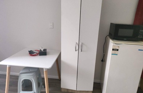 Mount Albert House | 2 Double Bed Garden Chalet, 14 Phyllis St, Mt Albert, Auckland