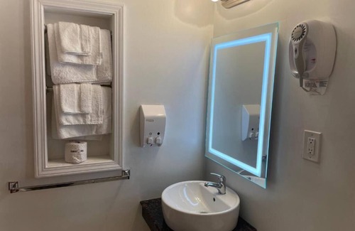 North Tonawanda Hotel | 2 Double Beds Room, Scottish Inns, Free Parking, Niagara Falls Family Fun