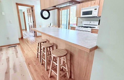 Williamsburg Apartment | 2 Ensuite Apartment w/Garage Dogs OK