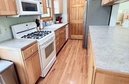 Williamsburg Apartment | 2 Ensuite Apartment w/Garage Dogs OK