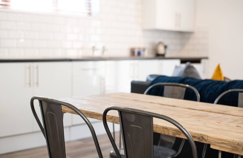 St. Thomas House | 2 Ensuites, Garden, Smart TV's In All Rooms!