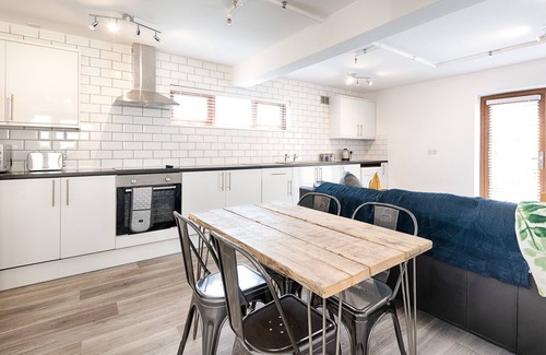 St. Thomas House | 2 Ensuites, Garden, Smart TV's In All Rooms!