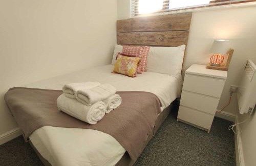 St. Thomas Apartment | 2 Ensuites, Garden, Smart Tv's in all Rooms!