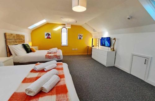 St. Thomas Apartment | 2 Ensuites, Garden, Smart Tv's in all Rooms!