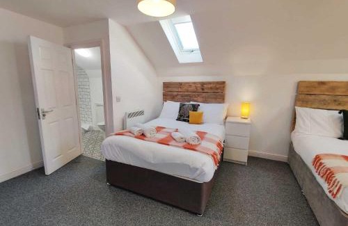 St. Thomas Apartment | 2 Ensuites, Garden, Smart Tv's in all Rooms!