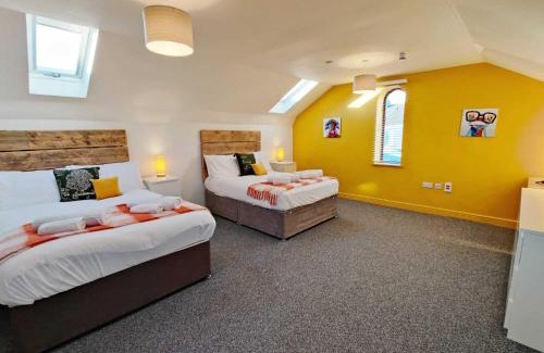 St. Thomas Apartment | 2 Ensuites, Garden, Smart Tv's in all Rooms!