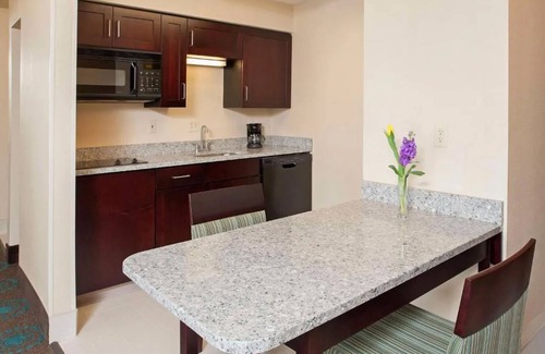 South Bend Hotel | 2 Exclusive Suites w/Full Kitchen & Free Breakfast – Great for Extended Stays