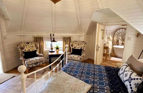 Pontsticill House | 2 - Floras Cabin- Outdoor tub - Romantic escape