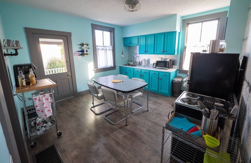 Hermann House | 2 Guesthouses, One Location! The Shanty & The Shed, Hermann Mo-Sleeps 4-8