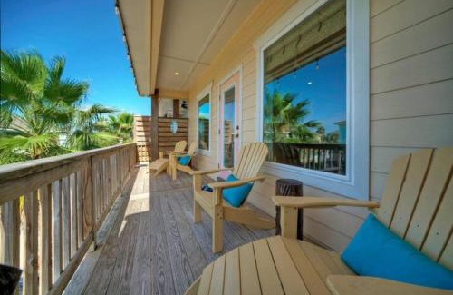 Port Aransas House | 2 Homes in Las Palmeras by AvantStay Sleeps 18, Resort Pool Private Patio Walk to Town, Golf Cart Zone
