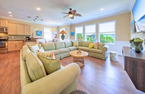 Port Aransas House | 2 Homes in Las Palmeras by AvantStay Sleeps 18, Resort Pool Private Patio Walk to Town, Golf Cart Zone