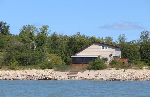 The Narrows Cottage | 2 hrs from Winnipeg Lakefront Vacation Rental Cottage