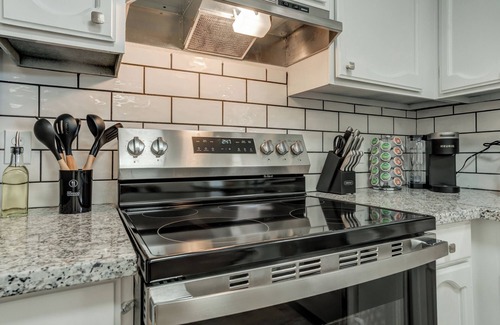 Lubbock House | 2 King beds in Central Location-sleeps 5!