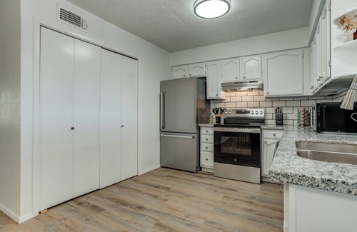 Lubbock House | 2 King beds in Central Location-sleeps 5!