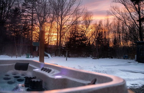 West Hants Apartment | 2 King Beds, Ski Martock, OnTree, Wineries, Hot Tub