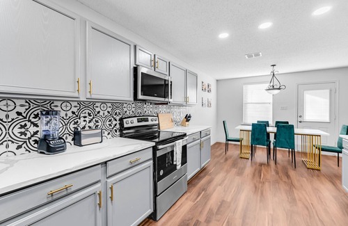 Anna House | 2 King ! Newly renovated w/8 beds sleeps upto 16 people