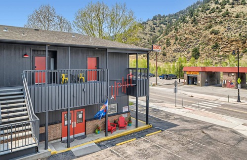 Idaho Springs Hotel | 2 Kings, Boutique Mountain Motel Suite near Hiking & MTB Park, Idaho Springs
