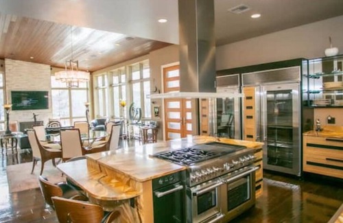 Marshall House | 2 Kings | Chapel | Jet Tub | Elevator | DT 12 mins