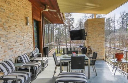 Marshall House | 2 Kings | Chapel | Jet Tub | Elevator | DT 12 mins