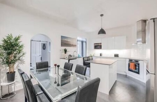 Coventry Apartment | 2 Kingsland Avenue 2KAC