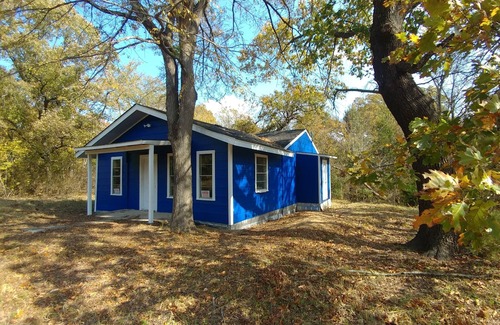 Honey Grove House | 2 Lakes, Fish, Hunt, Kayak, Hike, Equestrian Trails, and Fossil Hunt!