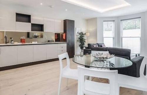 Surbiton Hill Apartment | 2 Lyons House - 3 bedroom apartment