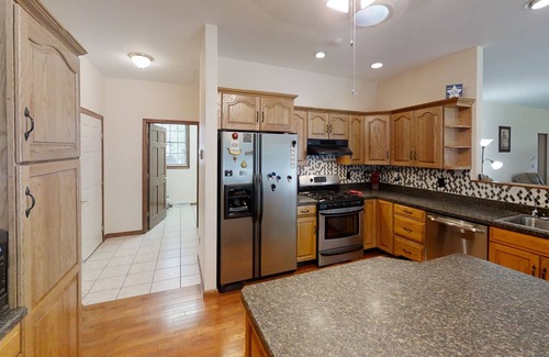 Saratoga Springs House | 2 M to Track, 1 Mile to National Prime/Golf, 4 bedroom, 2.5 bath - sleeps 8-10