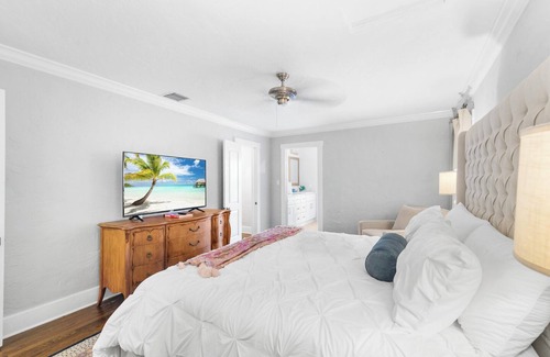 Northboro Park House | 2 Mansions! HTD Pool, Hot tub, Sleeps 22, Fire Pit